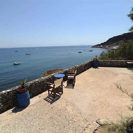 Akrotiri Hotel